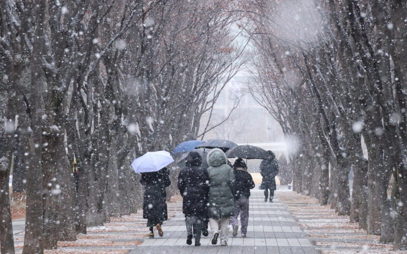  시민들이 눈을 맞으며 걸어가고 있다. / 사진=연합뉴스