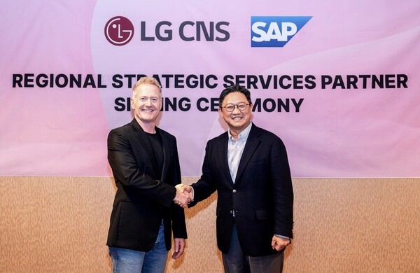 폴매리어트 SAP 아시아태평양지역 사장(왼쪽)과 내한신 LG CNS 엔터프라이즈솔루션사업부장 전무가 RSSP 이니셔티브 협약식 기념사진을 촬영하고 있다. /사진=LG CNS