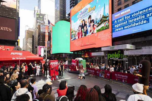 뉴욕 타임스 스퀘어 빼빼로데이 행사장에서 방문객들이 부대행사를 즐기고 있다. / 사진= 롯데웰푸드