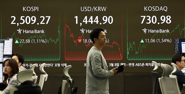 5일 서울 하나은행 본점 딜링룸에서 딜러들이 업무를 보고 있다./사진=연합뉴스