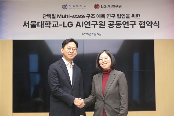 배경훈 LG AI연구원장(왼쪽)과 백민경 서울대 교수가 지난 5일 서울 강서구 마곡 LG사이언스파크 글로벌라운지에서 단백질 구조 예측 AI 공동 연구 계약을 체결했다. /사진=LG