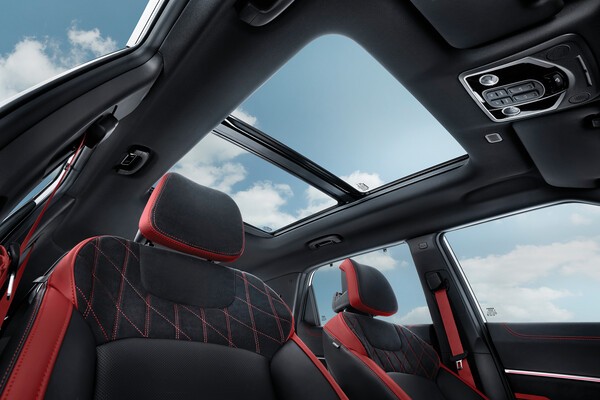 KG모빌리티(KGM)가 고객들의 선호도를 반영해 도심형 SUV 액티언에 파노라마 선루프를 적용했다고 6일 밝혔다. 사진은 액티언에 적용된 파노라마 선루프./사진=KGM