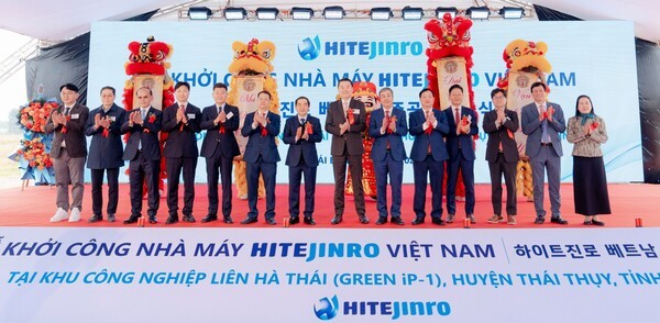 지난 5일 하이트진로 김인규 대표(왼쪽에서 여덟 번째)와 해외사업본부 황정호 전무(왼쪽에서 열한 번째), 정성훈 진로소주 베트남 법인장(왼쪽에서 네 번째), 응우옌 칵 탄(Nguyen Khac Than) 타이빈성 서기장(왼쪽에서 열 번째), 응우옌 마잉 흥(Nguyen Manh Hung) 타이빈성 성장(왼쪽에서 여섯 번째)을 비롯한 관계자들이 하이트진로 베트남 공장 착공식에서 기념사진을 촬영하고 있다./ 사진=하이트진로 