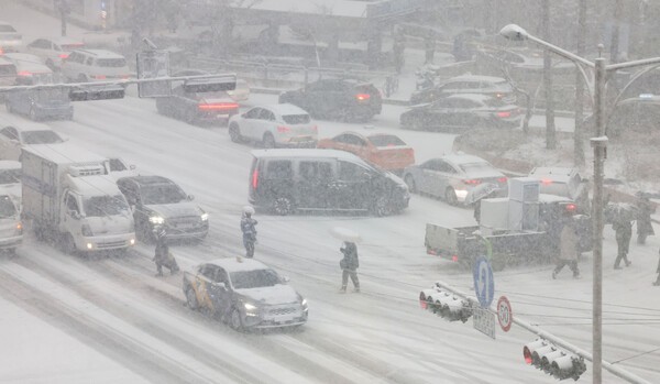 서울 전역에 대설주의보가 발효된 6일 오후 서울 중구 을지로1가 교차로에서 많은 양의 눈으로 차량들이 정체를 빚고 있다./사진=연합뉴스