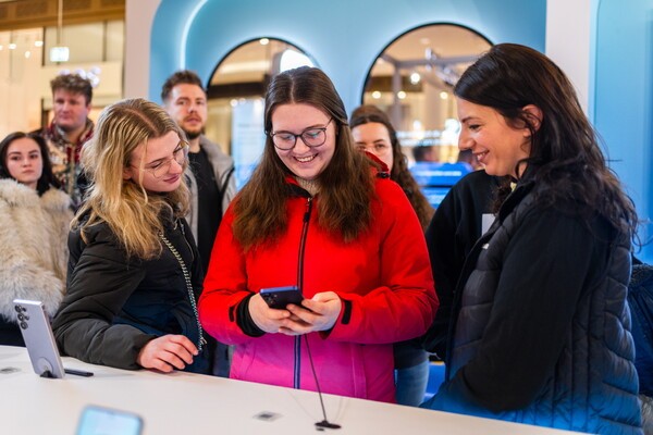 갤럭시 S25 글로벌 출시를 맞아 독일 고객이 갤럭시 S25를 체험하고 있다. /사진=삼성전자