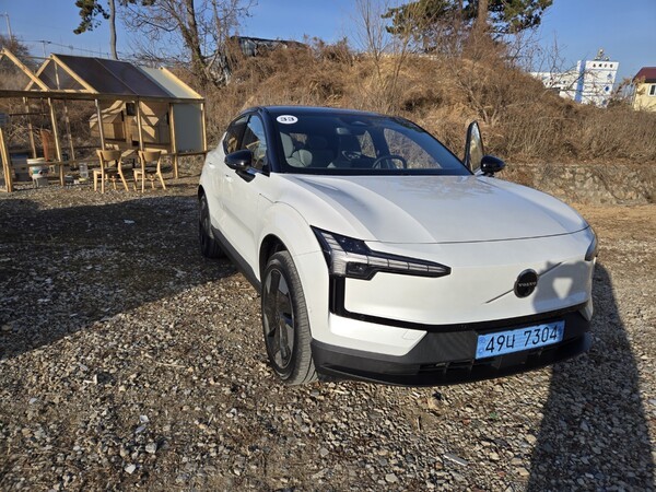 볼보 EX30 전면부 헤드라이트가 '토르의 망치'처럼 생겼다.      /사진=김동하 기자