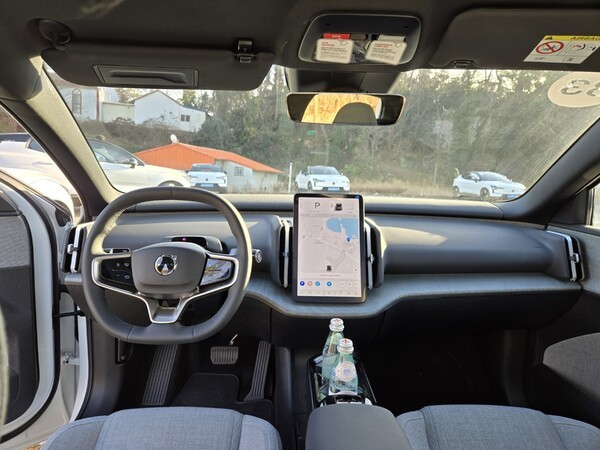 볼보 EX30의 1열 인테리어. 중간에 세로형 12.3인치 디스플레이가 눈에 들어온다.        /사진=김동하 기자