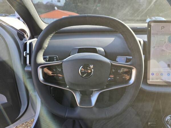 볼보 EX30의 스티어링 휠. 뒷편의 헤드업 디스플레이가 사라지고 운전자의 눈동자를 인식하는 센서가 달려있다.                       /사진=김동하 기자