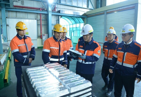 이제중 고려아연 최고기술책임자(CTO) 부회장이 7일 울산 온산제련소를 방문해 인듐 공장에서 생산된 제품을 확인하고 있다. /사진=고려아연