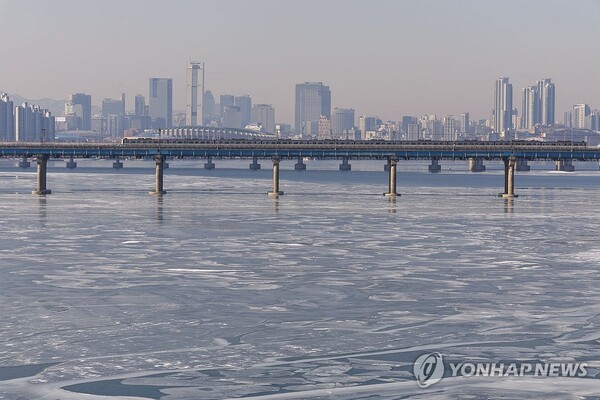 9일 서울 송파구 올림픽대교에서 바라본 한강. 강이 얼었다 녹았다를 반복하며 생긴 유빙들이 있다./사진=연합뉴스