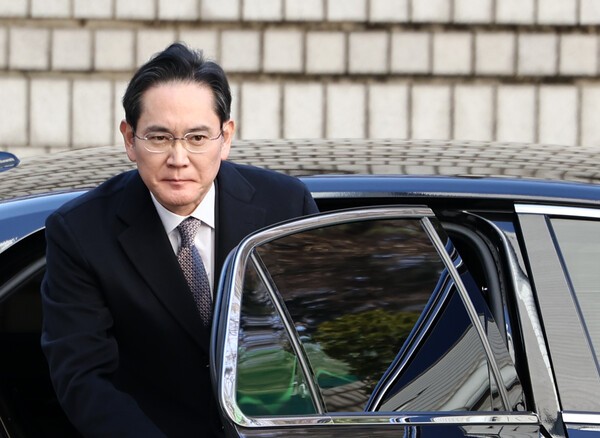 이재용 삼성전자 회장이 지난 3일 오후 서초구 서울고법에서 열린 부당합병·회계부정 혐의 항소심 선고공판에 출석하기 위해 차에서 내리고 있다. /사진=연합뉴스