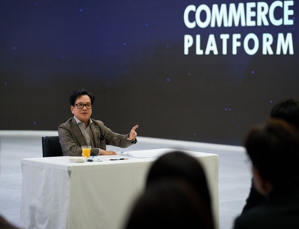  CJ그룹 이재현 회장이 지난 7일 서울 서초구 CJ온스타일 본사에서 직원들을 만나 격려하고 있다. / 사진=CJ그룹