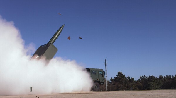 지난해 4월 24일 충남 태안 국방과학연구소 안흥시험장에서 진행된 시험사격에서 폴란드형 천무 HOMAR-K에서 사거리 290km급 유도탄이 발사되고 있다. /사진=한화에어로스페이스