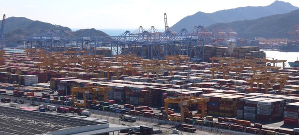 지난 4일 오후 부산 강서구 부산항 신항 부두 야적장에 수출입 화물이 가득 쌓여 있다. /사진=연합뉴스