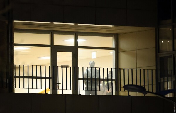  경찰이 사건이 발생한 초등학교 2층 시청각실에서 현장검증을 진행하고 있다. /사진=연합뉴스