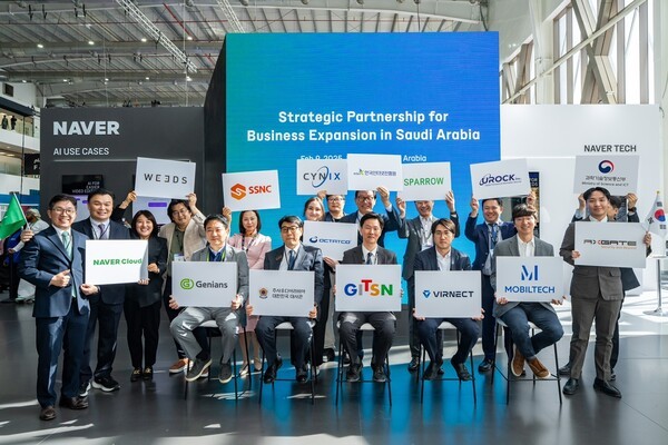 팀네이버가 국내 스타트업들과 사우디 디지털 생태계 확대를 위한 업무협약 기념촬영을 진행하고 있다. /사진=네이버