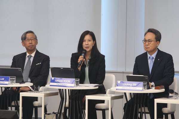 지난해 9월 진옥동 회장(오른쪽) 등 신한지주 이사회가 국내외 주요 투자자 초청해 개최한 '라운드테이블'. 사진=신한금융 