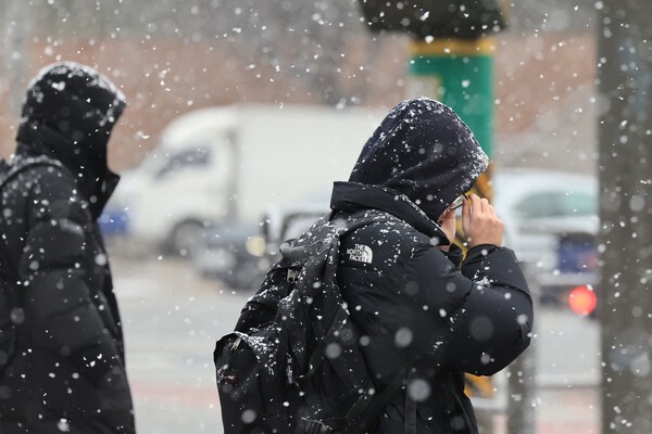 눈이 내린 지난 6일 서울 서초구 삼호가든사거리에서 시민들이 횡단보도를 건너고 있다./사진=연합뉴스