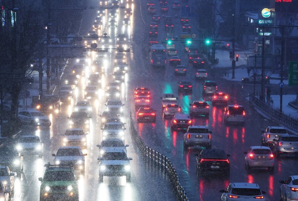 눈이 내린 12일 오전 경기도 수원시 팔달구 경수대로에서 차량이 서행하고 있다./사진=연합뉴스