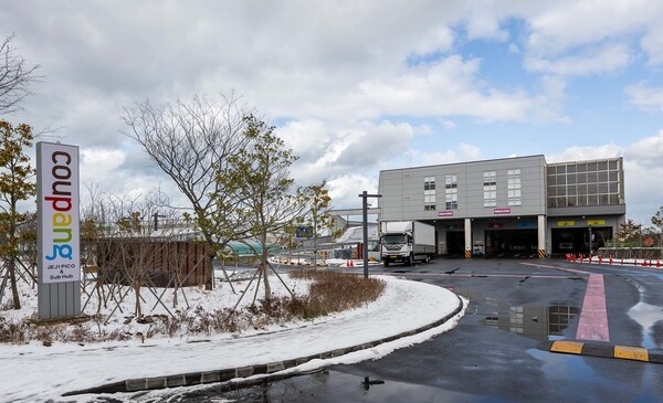 쿠팡이 제주도 애월읍에서 운영을 본격화한 마이크로풀필먼트센터 전경