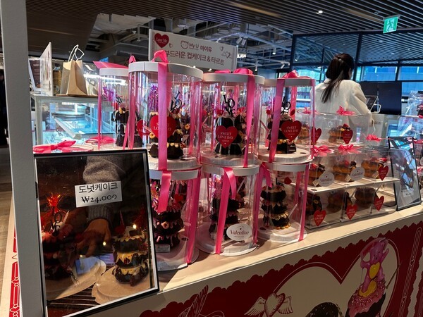 2만 4000원에 판매되고 있는 도넛케이크. / 사진=홍선혜 기자