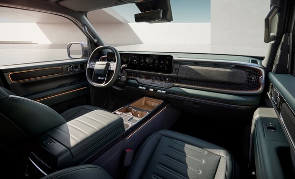 기아가 12일 브랜드 최초 정통 픽업 '더 기아 타스만'의 사양 구성과 가격을 공개하고 13일부터 계약을 시작한다고 밝혔다. 기아 타스만 1열 인테리어./사진=기아