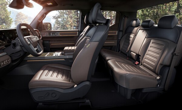 기아가 12일 브랜드 최초 정통 픽업 '더 기아 타스만'의 사양 구성과 가격을 공개하고 13일부터 계약을 시작한다고 밝혔다. 사진은 기아 타스만 1, 2열 인테리어./사진=기아