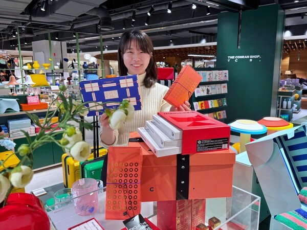 본점 8층에서 진행 중인 '마이 스윗' 팝업 상품을 들고 있는 모델. / 사진=롯데쇼핑