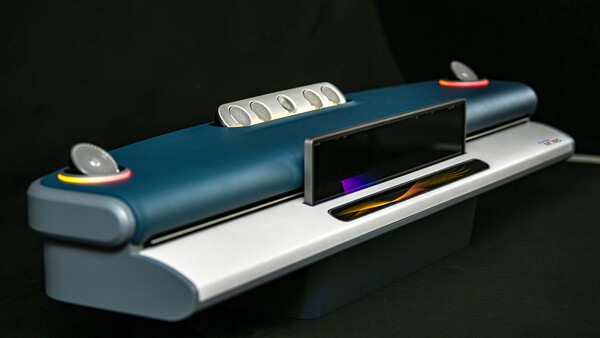 현대모비스는 최근 차량 운전석(콧핏)에 설치된 디스플레이 움직임에 연동해 회전하는 '무빙 스피커' 시스템을 개발했다고 12일 밝혔다. /사진=현대모비스