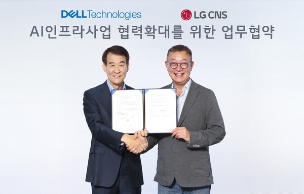 현신균 LG CNS 대표와 김경진 한국 델 테크놀로지스 총괄사장(왼쪽)이 업무협약식에서 기념촬영을 하고 있다. /사진=LG CNS