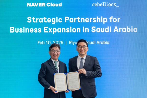 사우디아라비아 소버린 AI 구축을 위한 MOU 교환식에서 김유원 네이버클라우드 대표(왼쪽)와 박성현 리벨리온 대표가 사진촬영을 하고 있다. / 사진=네이버클라우드 제공