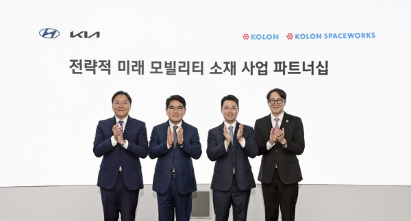 코오롱과 현대차·기아가 지난 3일 경기 화성시 소재 현대차·기아 기술연구소에서 코오롱스페이스웍스에 대한 ‘전략적 미래 모빌리티 소재 사업 파트너십’을 체결했다. (오른쪽부터) 안상현 코오롱스페이스웍스 대표이사, 이규호 코오롱그룹 부회장, 양희원 현대차·기아 R&D 본부장(사장), 김창환 현대차·기아 전동화에너지솔루션 부문 부사장. /사진=코오롱그룹