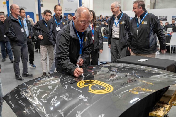 현대차∙기아는 10일(현지 시각) 미국 캘리포니아 캘리포니아시티에 위치한 모하비주행시험장에서 설립 20주년 기념행사를 열고, 품질과 성능 확보를 위해 노력해온 연구원들을 치하하는 자리를 마련했다고 밝혔다. 사진은 정의선 회장이 행사 참석자들과 함께 기념 사인을 하고 있다./사진=현대차그룹