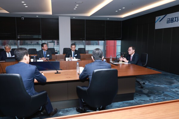 이찬우 회장이 지난 12일 서울 여의도 소재의 NH투자증권 본사에서 계열사 임직원들과 간담회를 하고 있다. 사진=NH농협금융지주