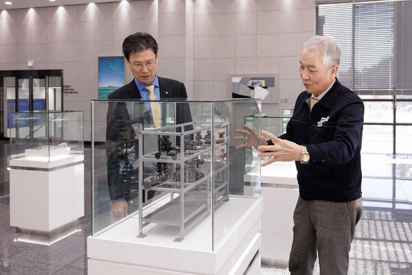 윤종찬 비엠티 대표이사(오른쪽)가 강태영 농협은행장에게 자사 제품에 대해 설명하고 있다. 사진=NH농협은행