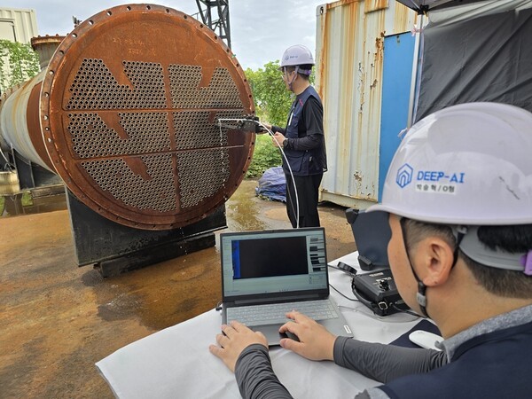 SK이노베이션과 지역 AI기업 딥아이(DEEP AI)가 세계 최초로 개발한 ‘AI 비파괴검사(IRIS) 자동 평가 설루션’으로 열교환기 결함 검사를 하고 있다./사진=SK이노베이션