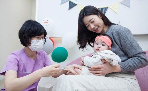 서울 동대문구 한 병원에서 생후 8개월 영아가 RSV 항체주사인 베이포투스를 접종받고 있다. /사진=SK바이오사이언스