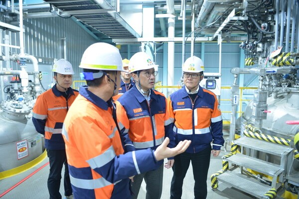 최윤범 고려아연 회장(사진 가운데)이 지난달 31일 울산 온산제련소를 방문해 공장 내부를 둘러보고 있다. /사진=고려아연