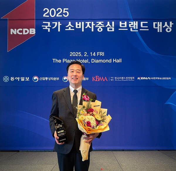 배성완 하나손해보험 대표가 '2025년 국가 소비자중심 브랜드' 장기보험 부문 대상을 수상하고 기념사진을 촬영하고 있다. 사진=하나손해보험