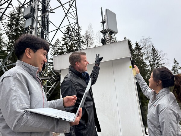 KT 직원들이 초고집적 안테나 기술을 검증하고 있다. /사진=KT