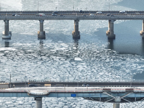 매서운 강추위가 계속해서 이어지고 있는 10일 서울 강동구 광나루한강공원 일대 한강이 결빙돼 있다./사진=연합뉴스