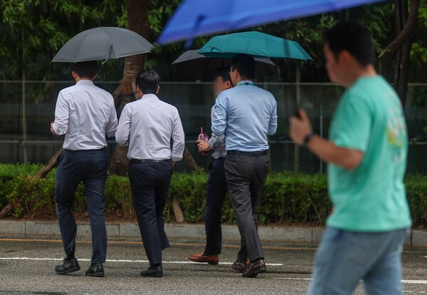 지난해 7월 23일 서울 서초구 강남역 인근에서 직장인들이 이동하고 있다./사진=연합뉴스