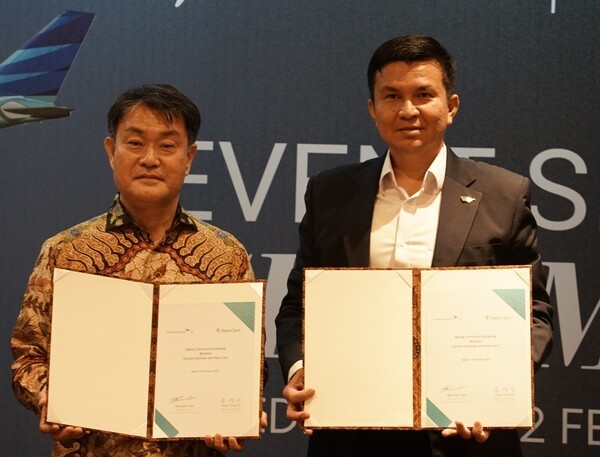 성영수 하나카드  대표이사(왼쪽)와 와밀단 가루다인도네시아  대표이사가 지난 12일 가루다인도네시아 본사에서 열린 파트너십 체결식에서 기념촬영을 하고 있다. 사진=하나카드