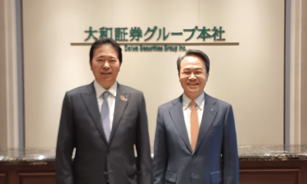 신한금융그룹이 지난 12일부터 나흘간 일본에서 현지 금융기관 및 기관 투자자들과 만나는 올해 첫 해외 투자설명회를 마쳤다고 16일 밝혔다. 진옥동 신한금융그룹 회장(오른쪽)이 오기노 아키히코 다이와증권그룹 사장과 기념촬영을 하고 있다. 사진=신한금융그룹