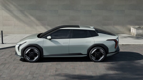 더 기아 EV4 측면부