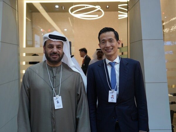 김동관 한화그룹 부회장(왼쪽 세번째)이 17일 아랍에미리트(UAE)에서 열린 방위산업 전시회 IDEX 2025에서 EDGE 그룹 최고경영자(CEO) '파이살 알 반나이(Faisal Al Bannai, 왼쪽 네번째)'와 업무 미팅을 진행했다. /사진=한화에어로스페이스