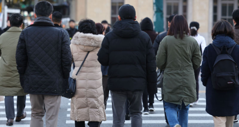 서울 광화문광장에서 시민들이 두꺼운 옷차림을 한 채 걸어가고 있다./사진=연합뉴스