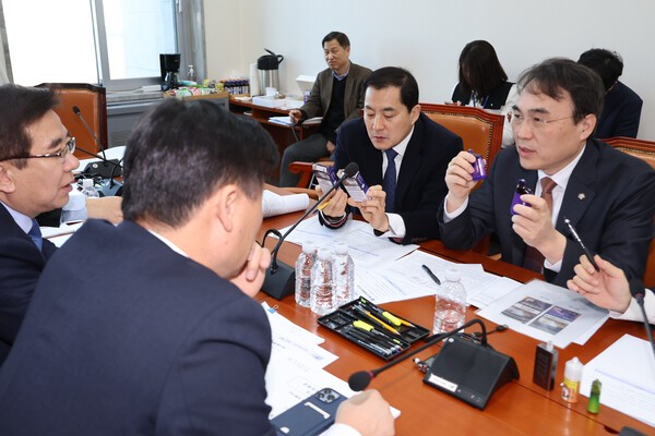 18일 국회 기획재정위원회 경제재정소위원회에서 위원들이 합성니코틴 사용 여부에 따른 액상형 전자담배를 비교하며 담배사업법 개정안을 심의하고 있다. /사진=연합뉴스