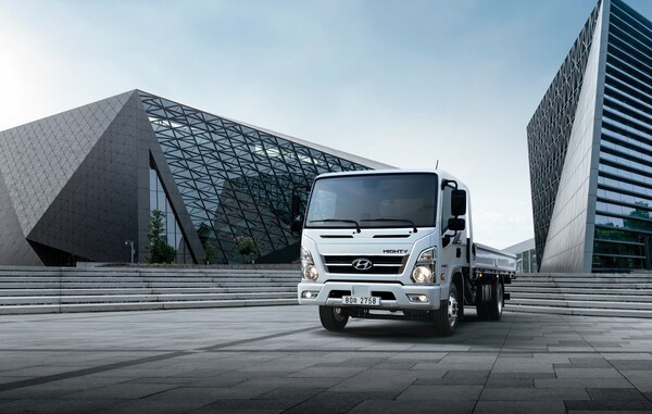 현대자동차가 상품 경쟁력을 높인 대표 준중형 트럭 '2025 더 뉴 마이티'를 출시하고 본격적인 판매에 돌입한다고 18일 밝혔다. 사진은 2025 더 뉴 마이티 외관./사진=현대차