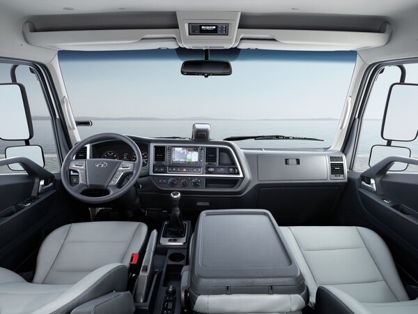 현대자동차가 상품 경쟁력을 높인 대표 준중형 트럭 '2025 더 뉴 마이티'를 출시하고 본격적인 판매에 돌입한다고 18일 밝혔다. 사진은 2025 더 뉴 마이티 내장./사진=현대차